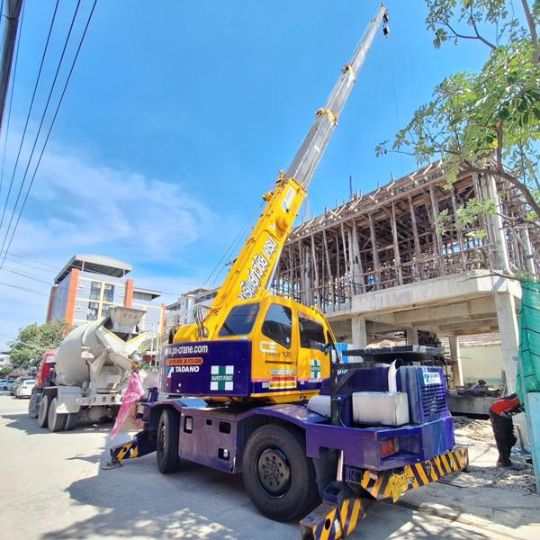 รถเครน 10 ตัน 4 ล้อเทปูนบ้านพักอาศัย ปลอดภัย