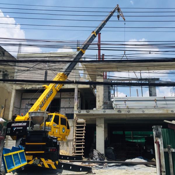 รถเครน 25 ตัน 4 ล้อยกเหล็กบีมงานโครงสร้างอาคาร