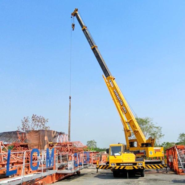 รถเครน 30 ตันยกเหล็กงานโครงสร้างก่อสร้างอาคาร